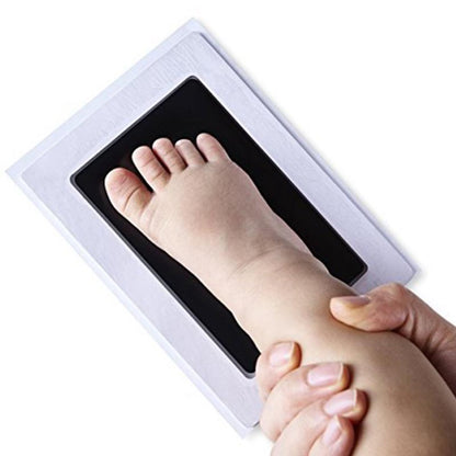 Afmetingen frame: 9.5 x 6 cm, het afdrukset poot/hand/voetpakket bestaat uit een touchpad  en twee stuks witte afdruk kaarten